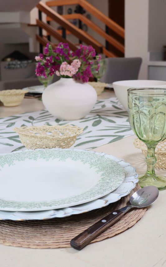 mesa con camino de hojas verde