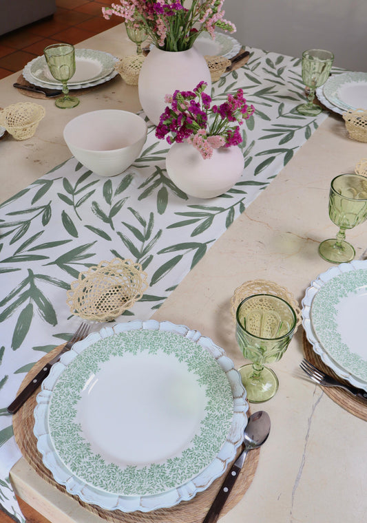 Mesa decorada con cuidado y personas compartiendo momentos cálidos y felices en casa.