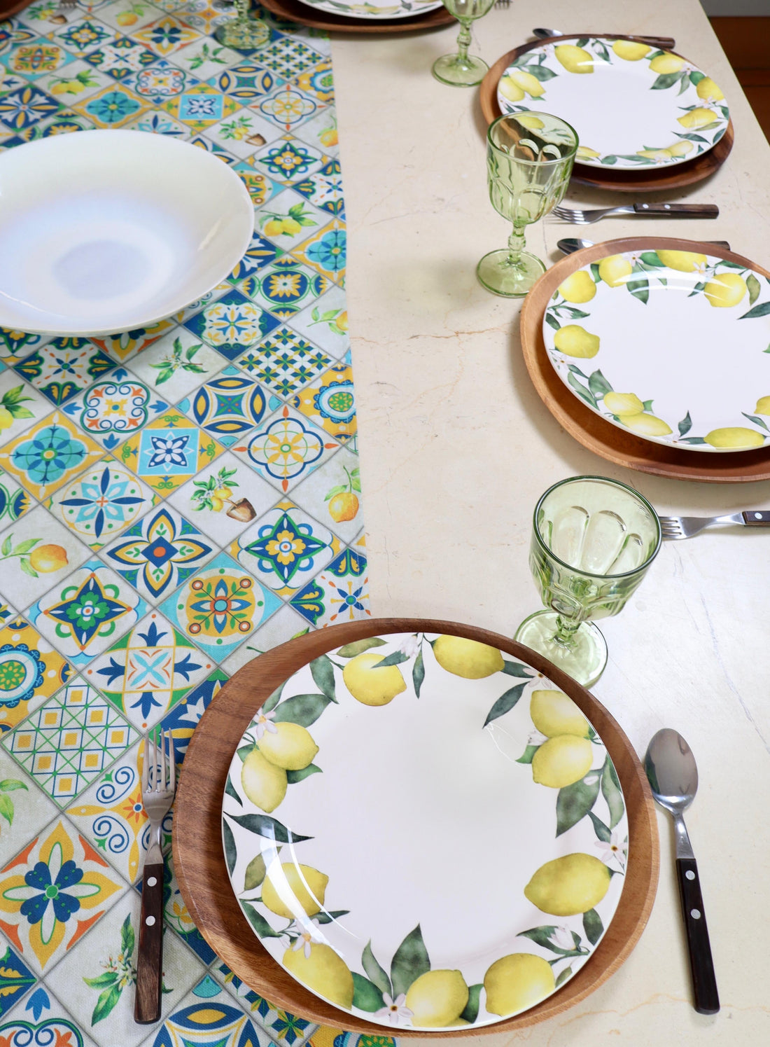 Mesa elegantemente decorada con vajilla, flores y caminos, simbolizando amor y hospitalidad.