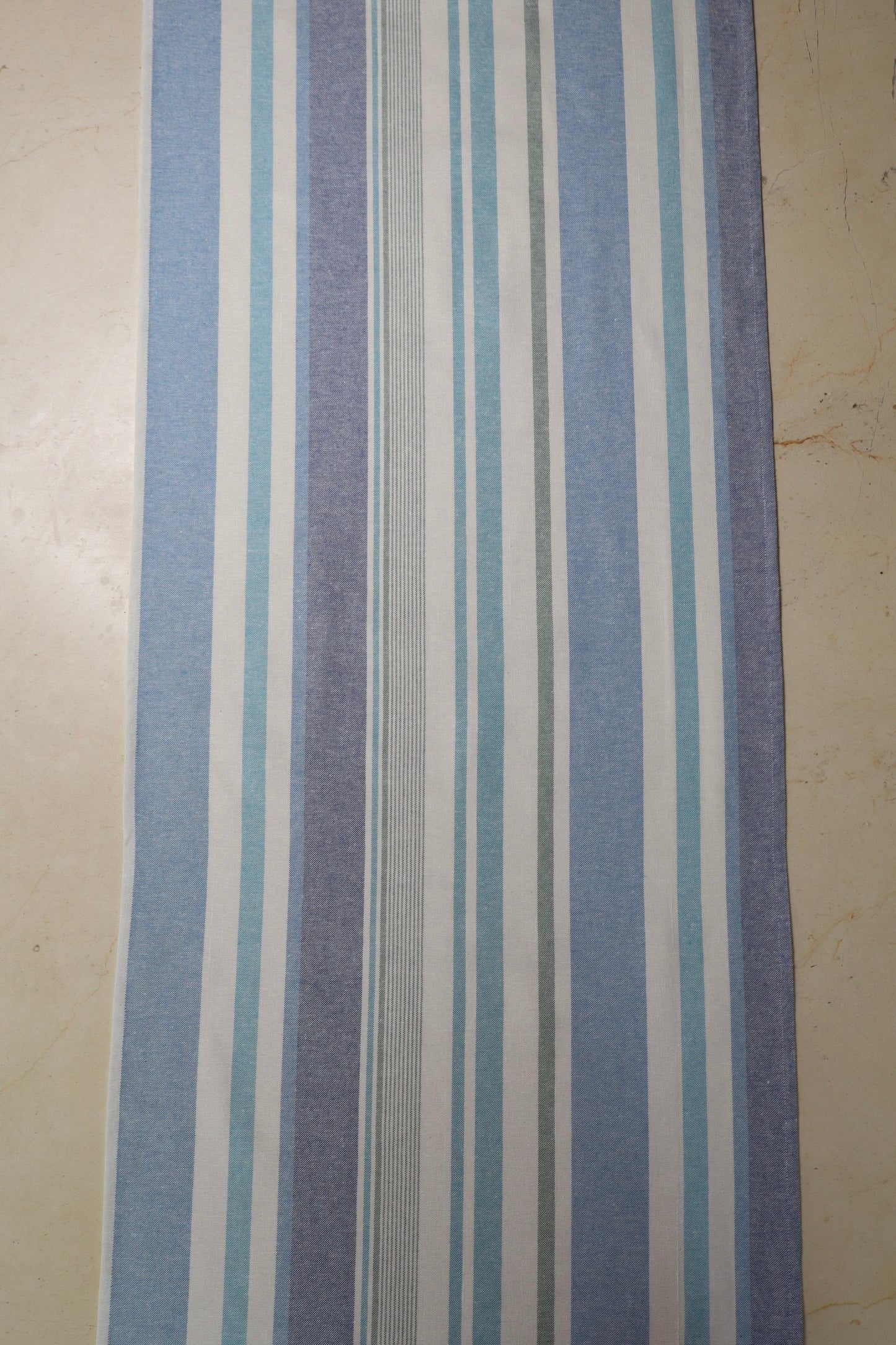 Camino de mesa rayas azules y blanco sobre mesa de comedor, tela loneta española 50x200cm
