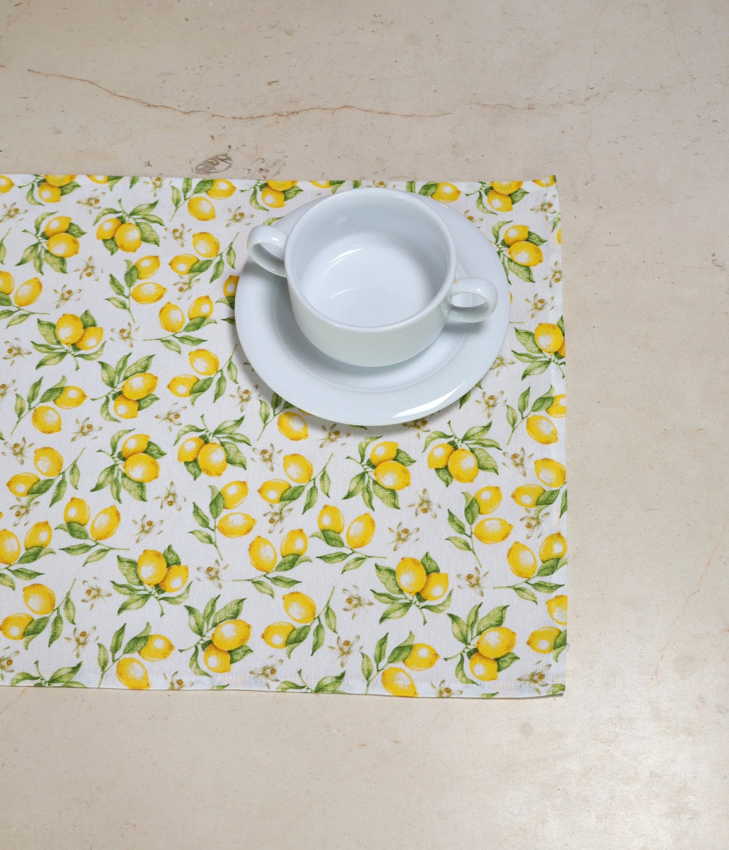 Primer plano del diseño de limones amarillos y hojas verdes en mantel individual