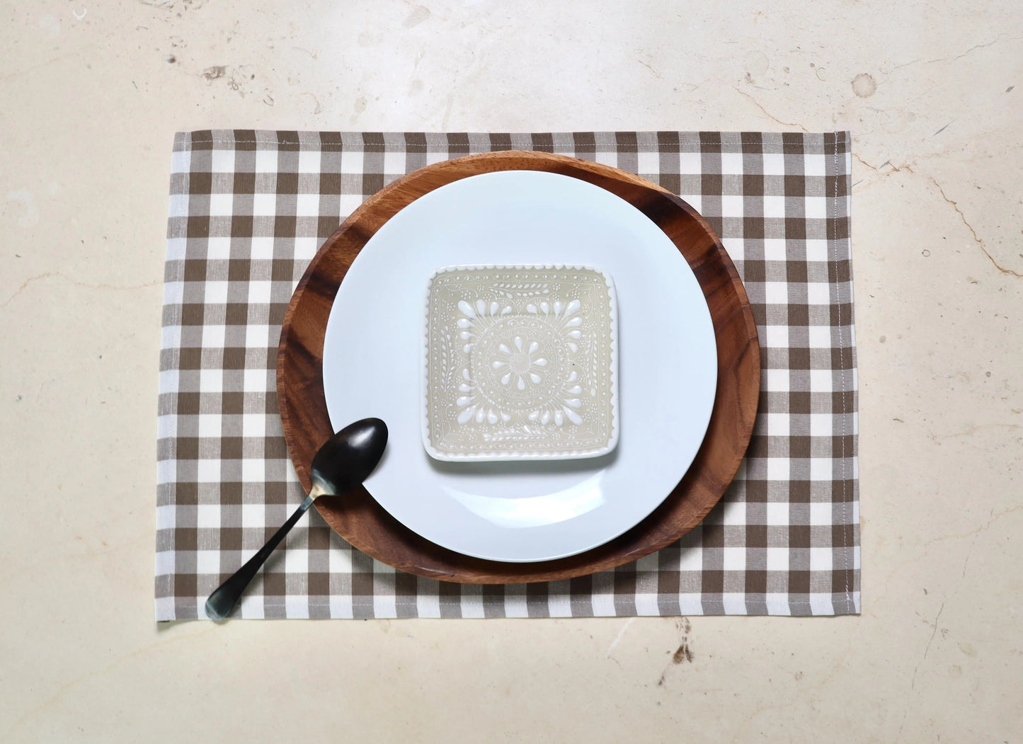 Primer plano del patrón de cuadros café y blanco del mantel individual