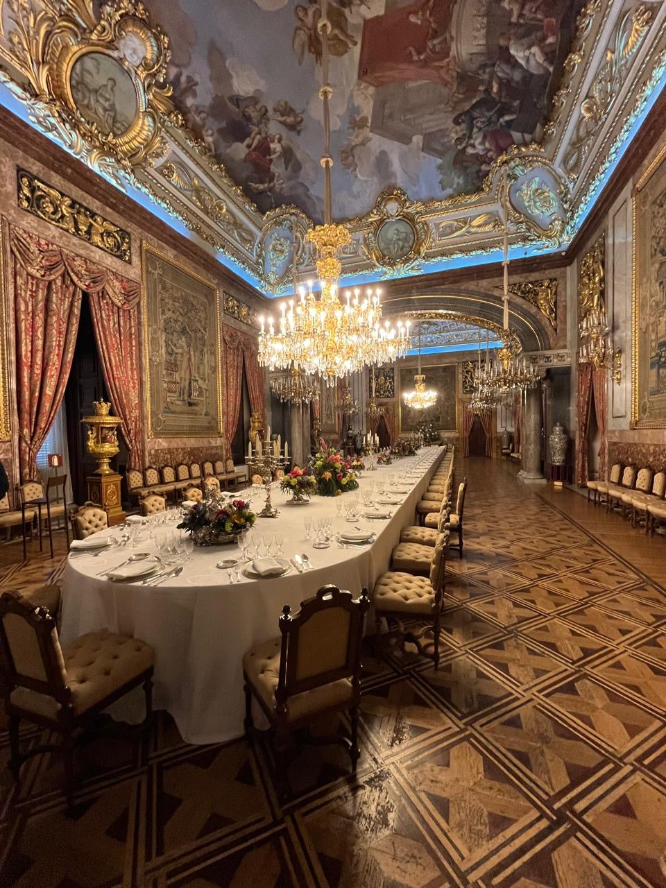 Mesa puesta en el Palacio Imperial de Madrid.