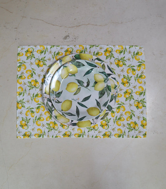 Mesa decorada elegantemente con platos y caminos, creando un ambiente cálido que mejora la experiencia de los invitados.