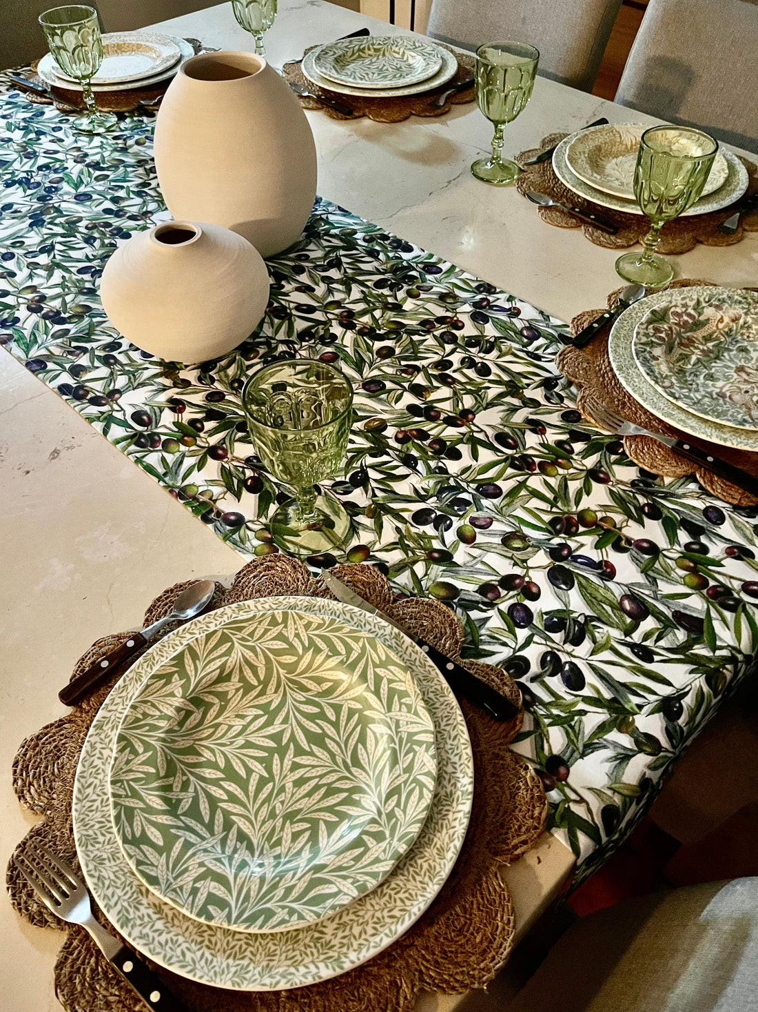 Mesa familiar decorada con manteles y caminos, creando un ambiente cálido para compartir momentos especiales.