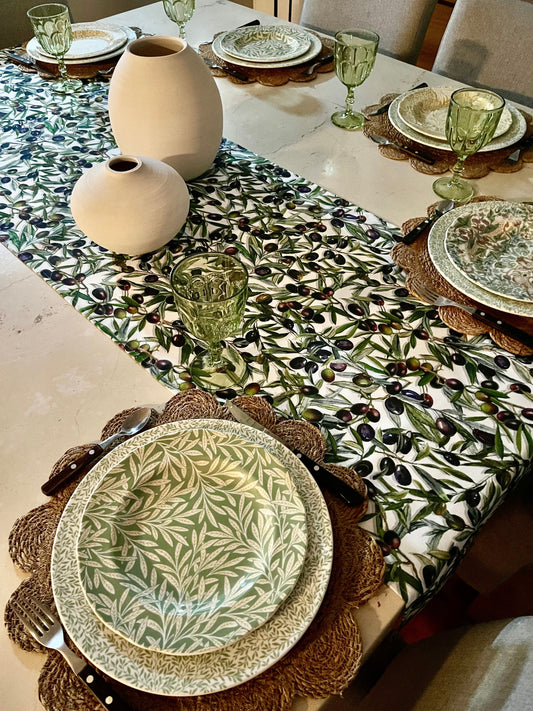 Mesa familiar decorada con manteles y caminos, creando un ambiente cálido para compartir momentos especiales.