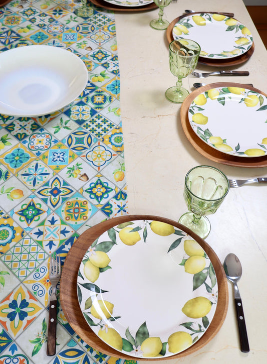 Mesa elegantemente decorada con vajilla, flores y caminos, simbolizando amor y hospitalidad.