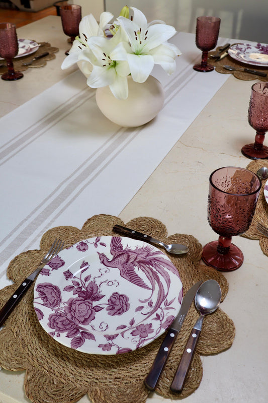 Mesa elegante decorada al estilo de lujo, con vajilla fina y detalles exclusivos para recibir invitados.