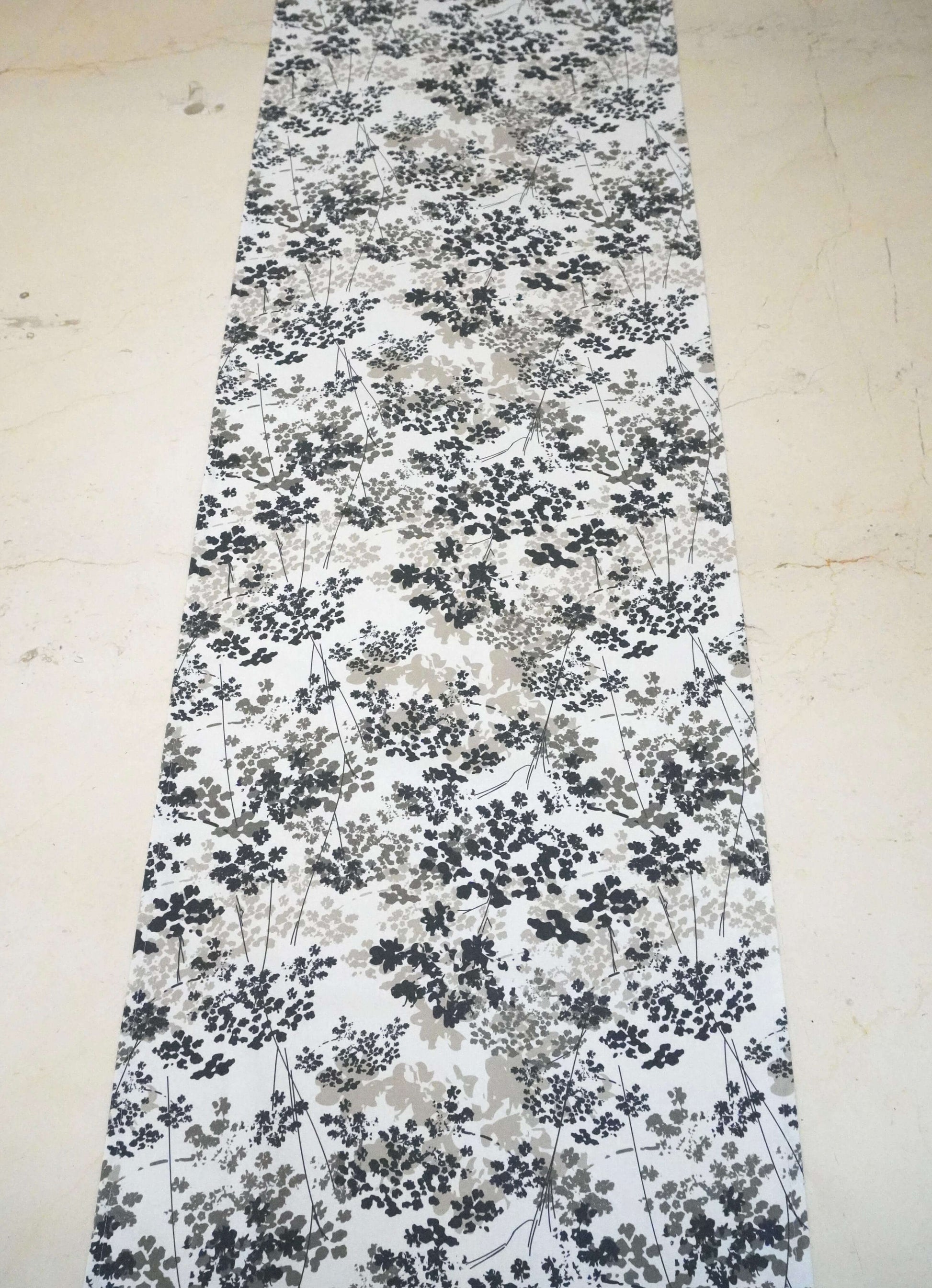 camino de mesa floral gris y negro