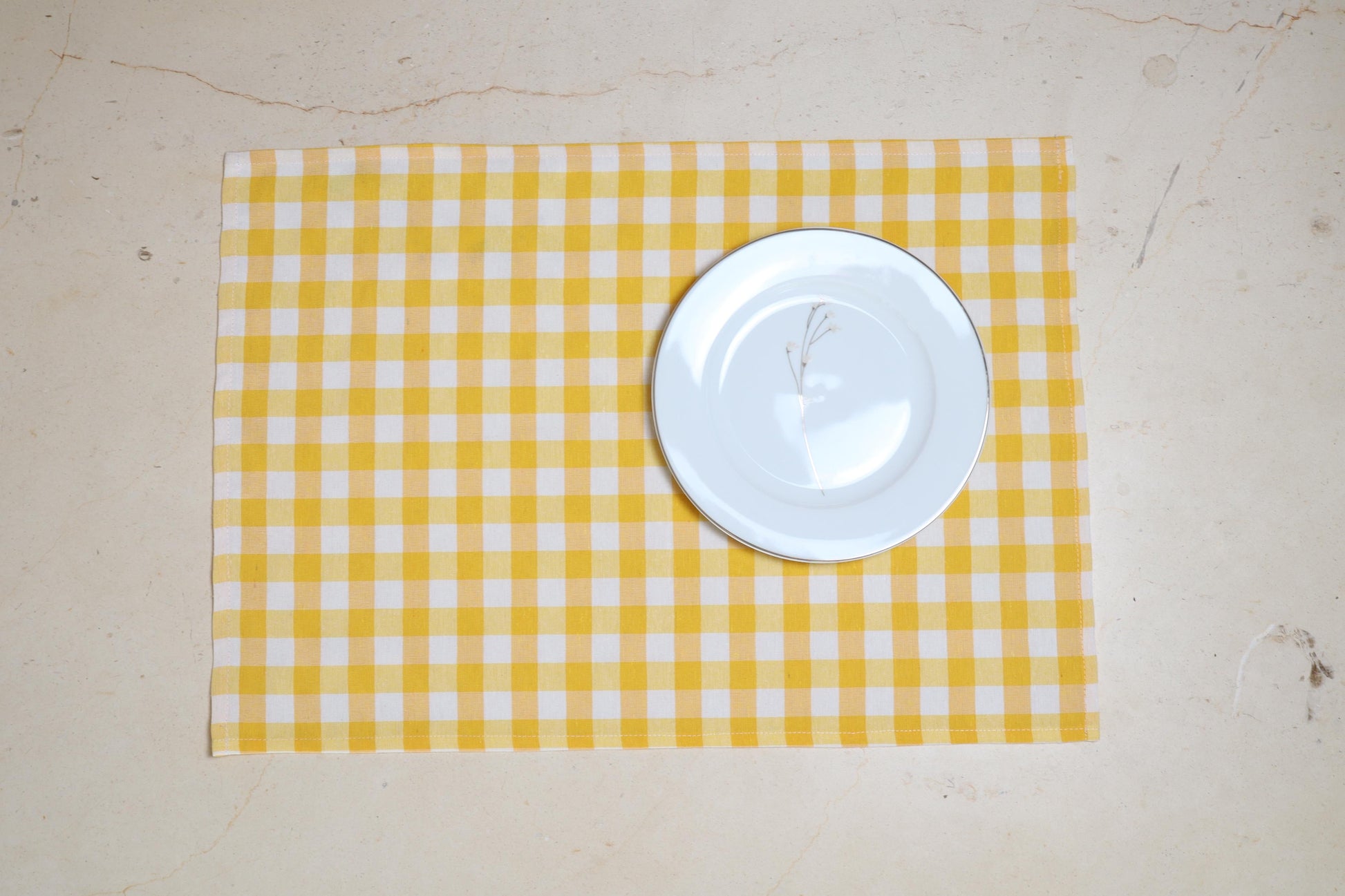 Composición de manteles individuales cuadros sobre mesa de comedor
