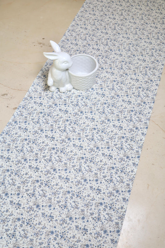 Primer plano del estampado floral en tonos azules del camino de mesa
