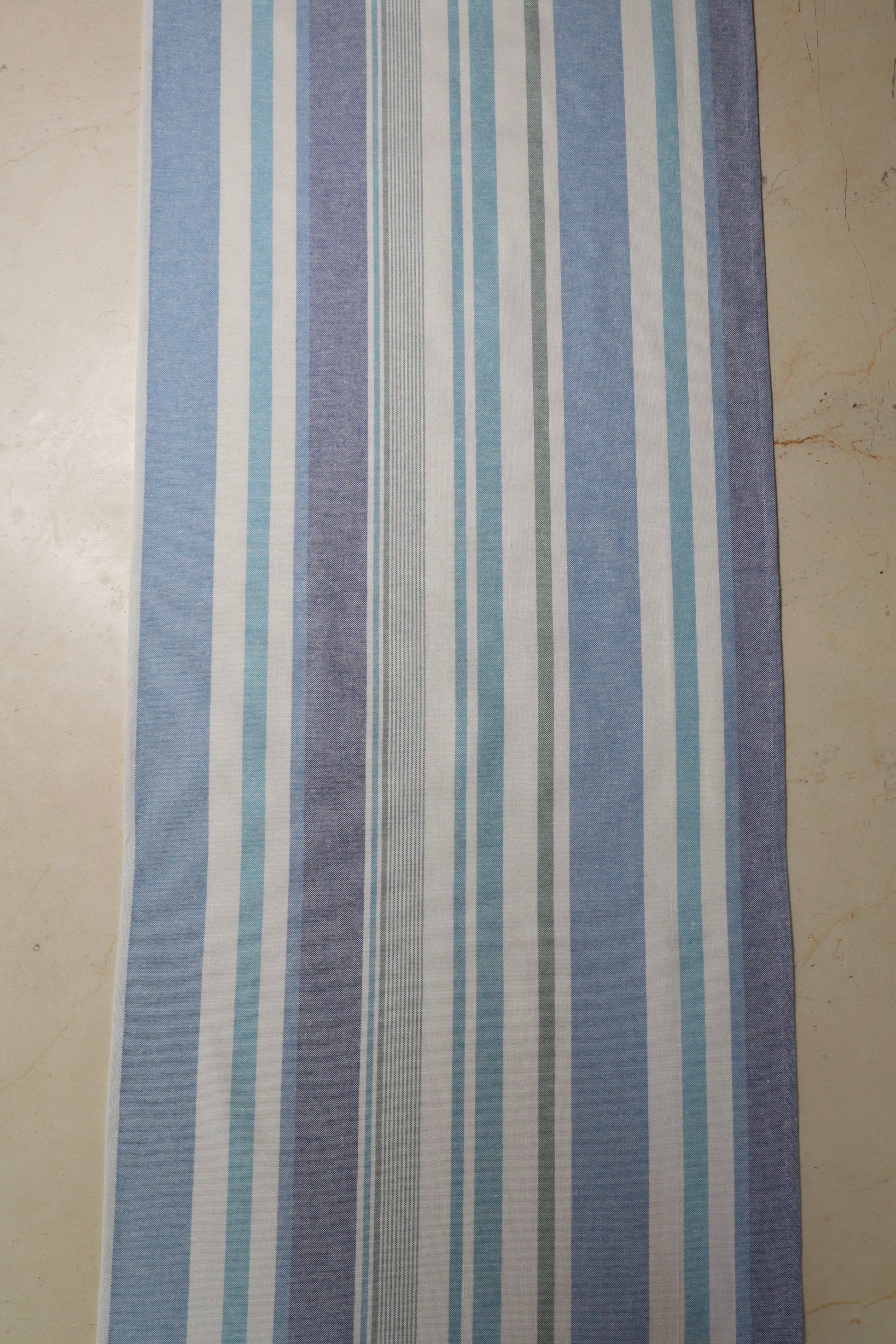 Camino de mesa rayas azules y blanco sobre mesa de comedor, tela loneta española 50x200cm
