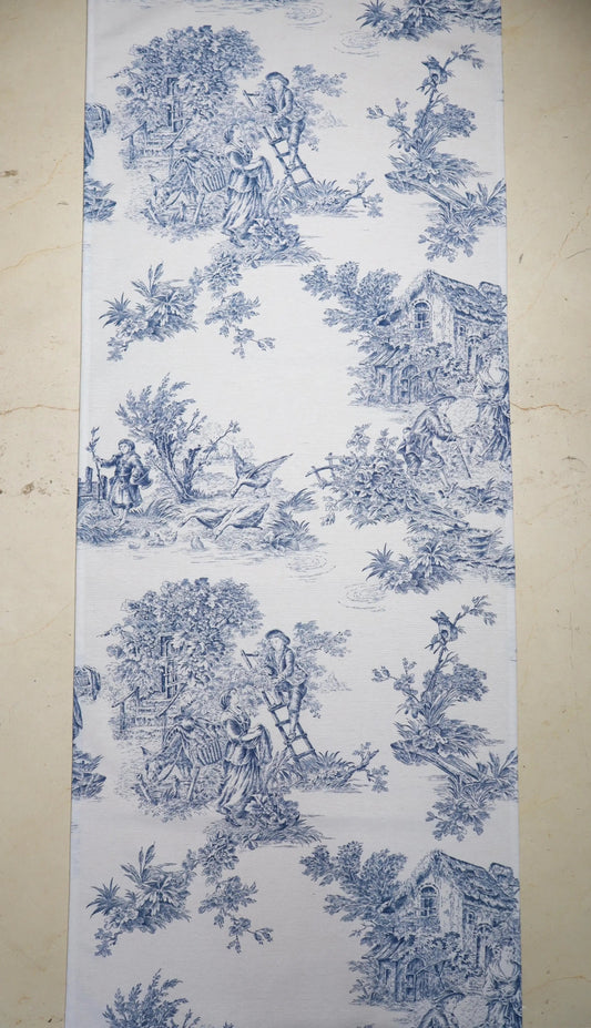 Camino de mesa con diseño de flores azules y blancas sobre mesa de comedor

