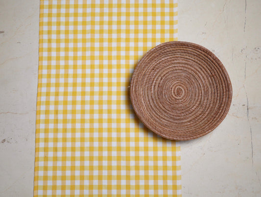 Primer plano del patrón de cuadros amarillo y blanco del camino de mesa
