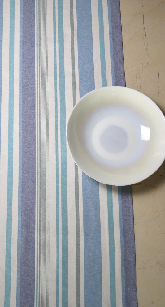 Camino de mesa diseño rayas azules decorando mesa con vajilla blanca, hecho en México
