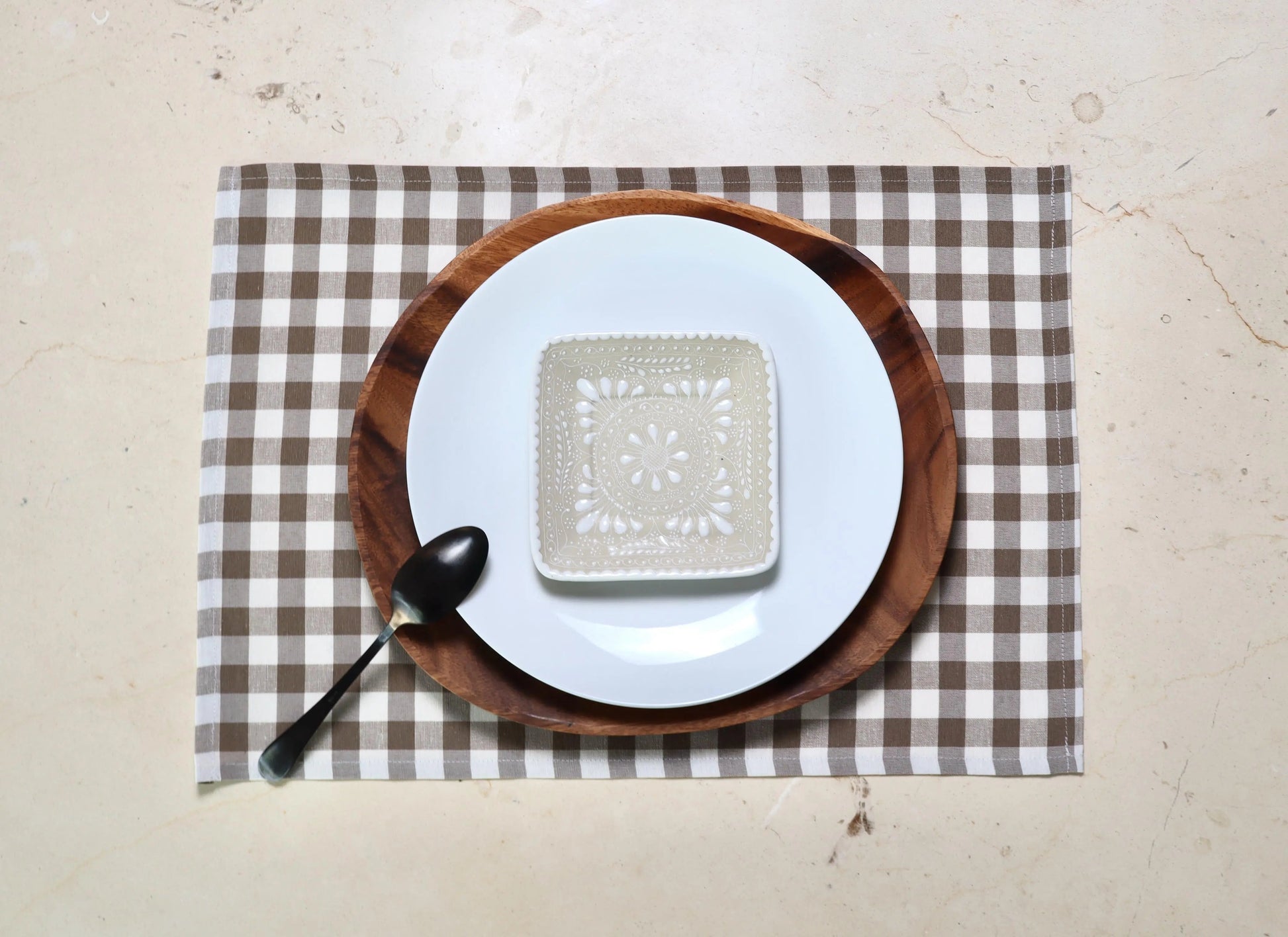  Primer plano del patrón de cuadros café y blanco del mantel individual

