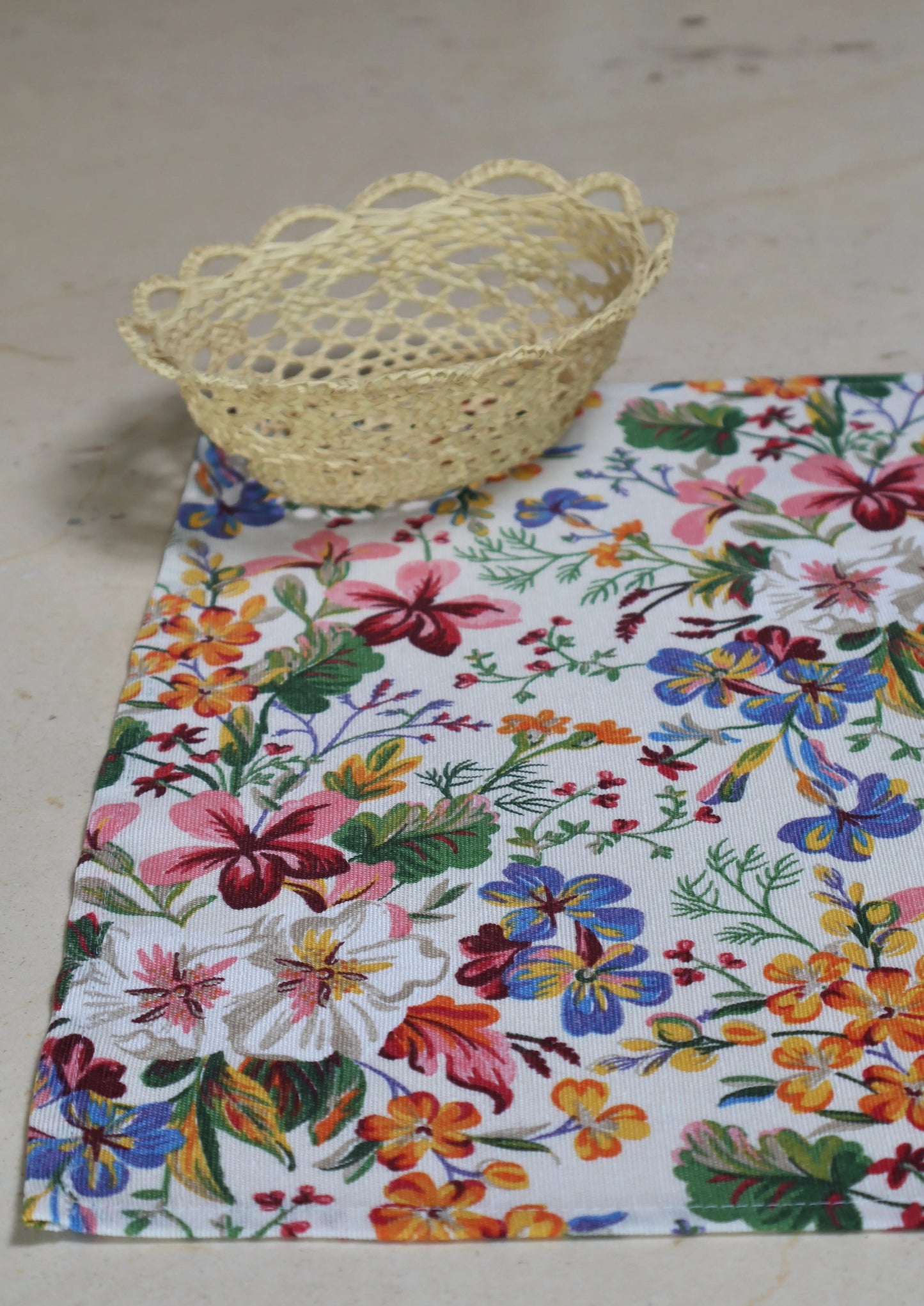 Detalle del diseño floral multicolor del mantel individual en tela de loneta
