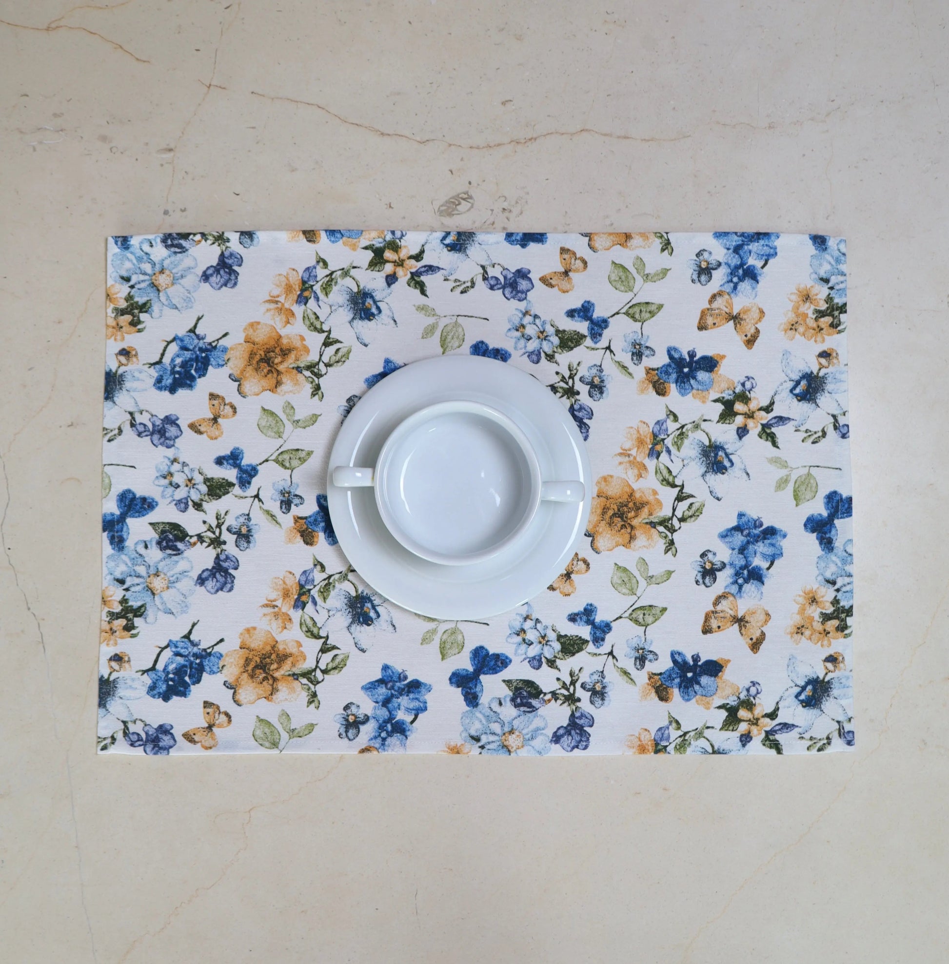 Acabado cosido del mantel individual flores azules con borde terminado
