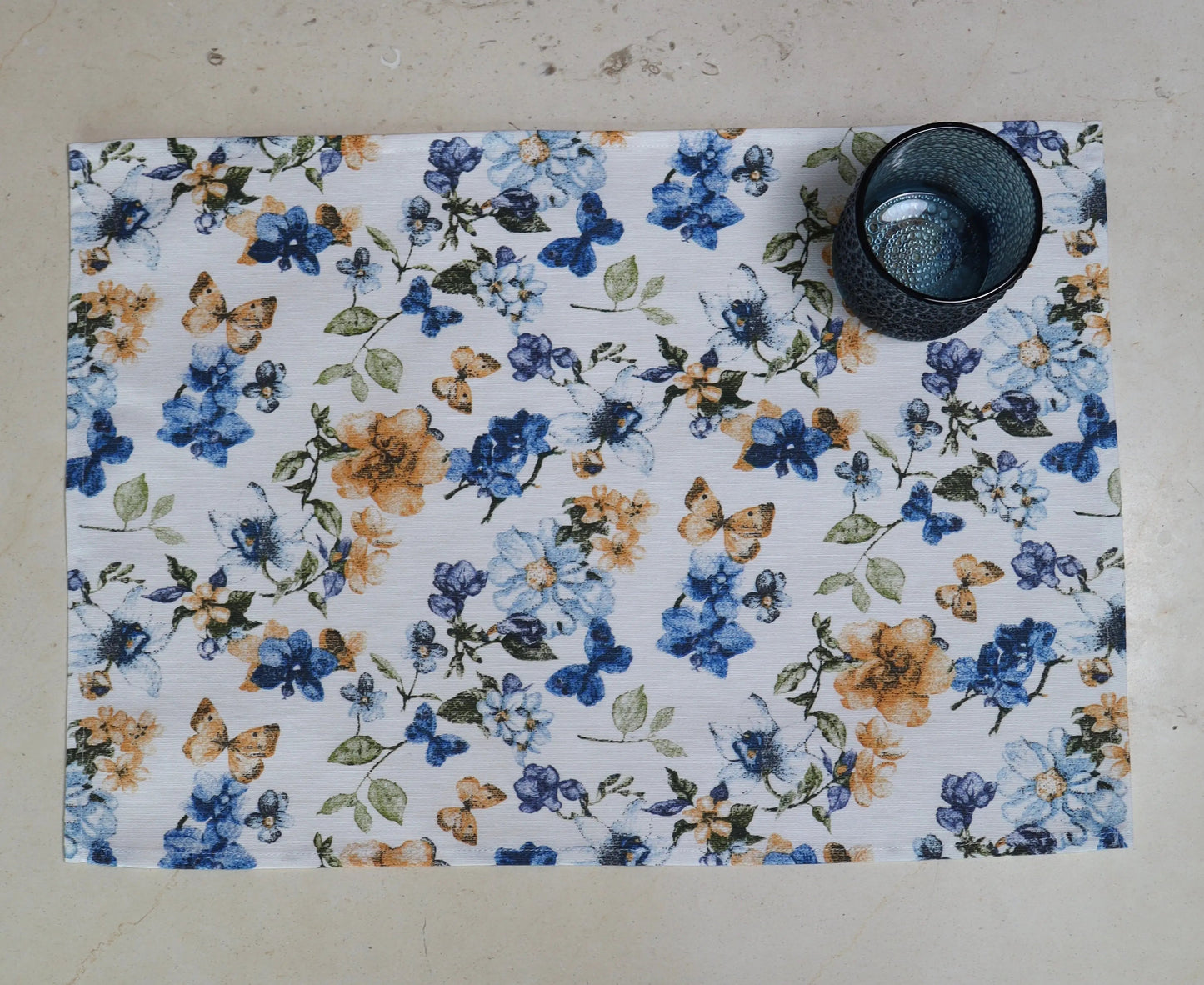 Primer plano del diseño floral azul y blanco del mantel individual

