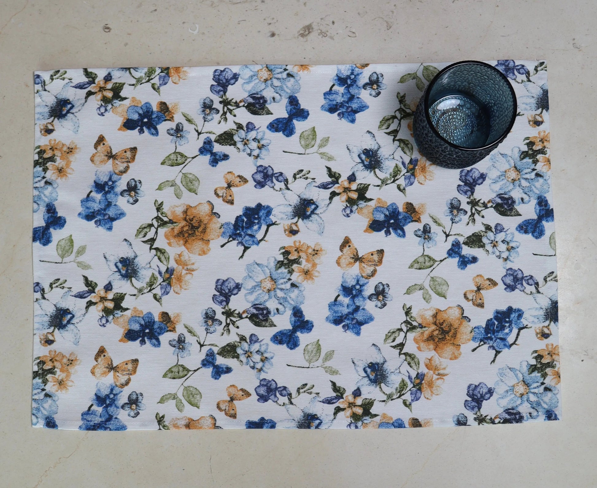 Primer plano del diseño floral azul y blanco del mantel individual

